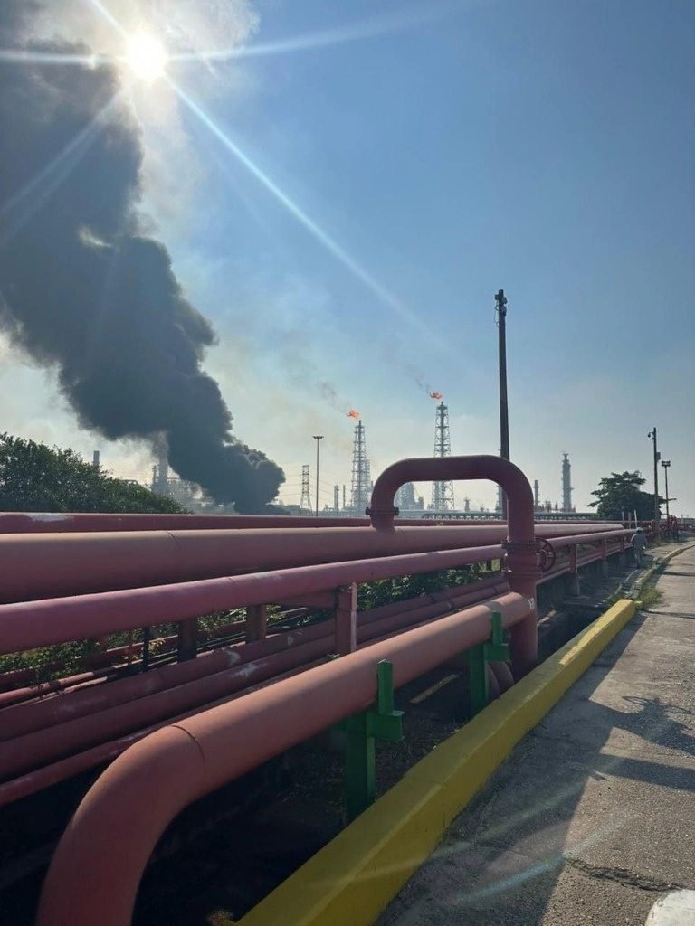 Bomberos intentan controlar el incendio registrado en la refinería de Pemex en Minatitlán, Veracruz. Foto La Jornada