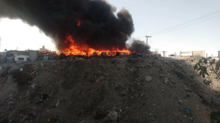 El incendio fue controlado por bomberos de Ecatepec. Foto Javier Salinas