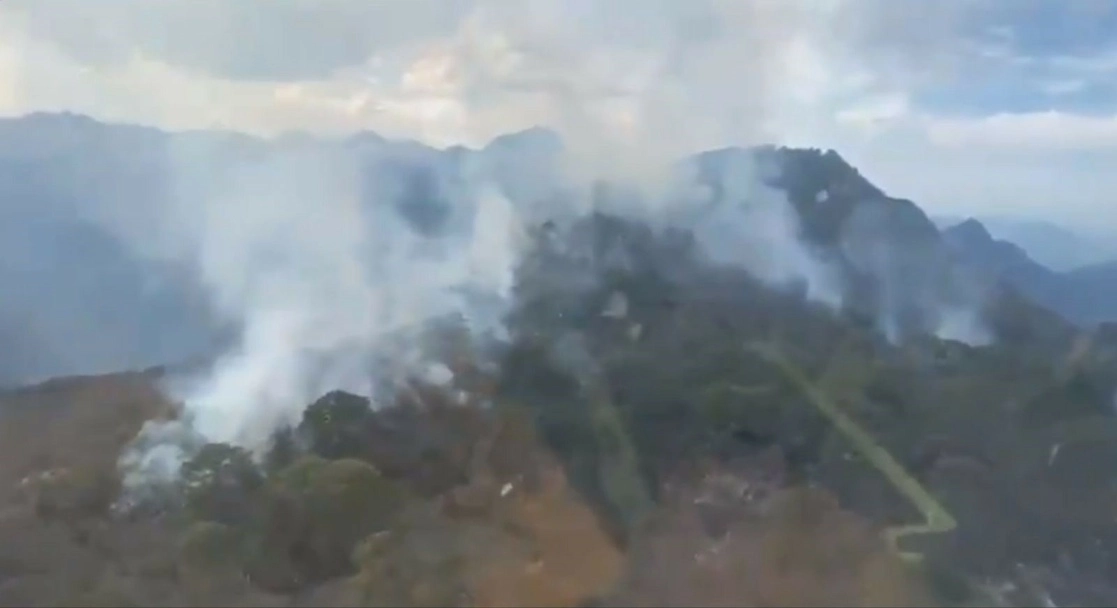 El incendio se registra en lo alto de Rayones, en la comunidad Los Mireles y Sierra California, el 7 de abril de 2021. Imagen tomada de un video a través del Twitter de @PC_NuevoLeon