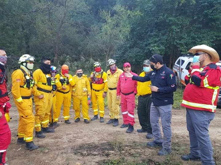 Elementos de Protección Civil combaten un incendio forestal en la zona boscosa La Batea, ubicada en el municipio de Santiago, desde el viernes por la tarde. Foto tomada de la cuenta de Twitter @PC_NuevoLeon