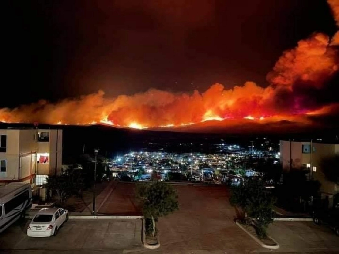 El fuego se localiza en la zona de Wilbert, donde los bomberos realizan los trabajos necesarios para controlarlo “con dos máquinas, tres unidades y un tanque”, informaron autoridades. Foto cortesía Daniel Andrade