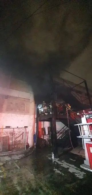 Pasadas las diez de la noche casi logran sofocarlo en su totalidad. Foto @Bomberos_CDMX
