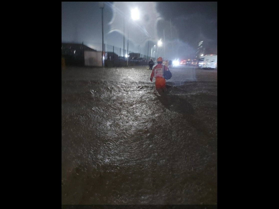 En imágenes difundidas en redes sociales se observa a  a varios trabajadores de la refinería caminando con dificultad con el agua a las rodillas. Foto ‘La Jornada’