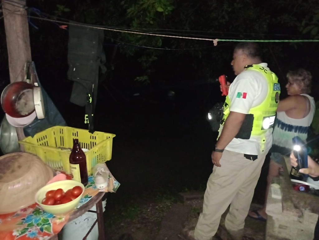 En el municipio de Tancanhuitz varias comunidades se quedaron sin energía eléctrica la noche de ayer, sin embargo, Protección Civil Municipal atendió la emergencia. Foto La Jornada