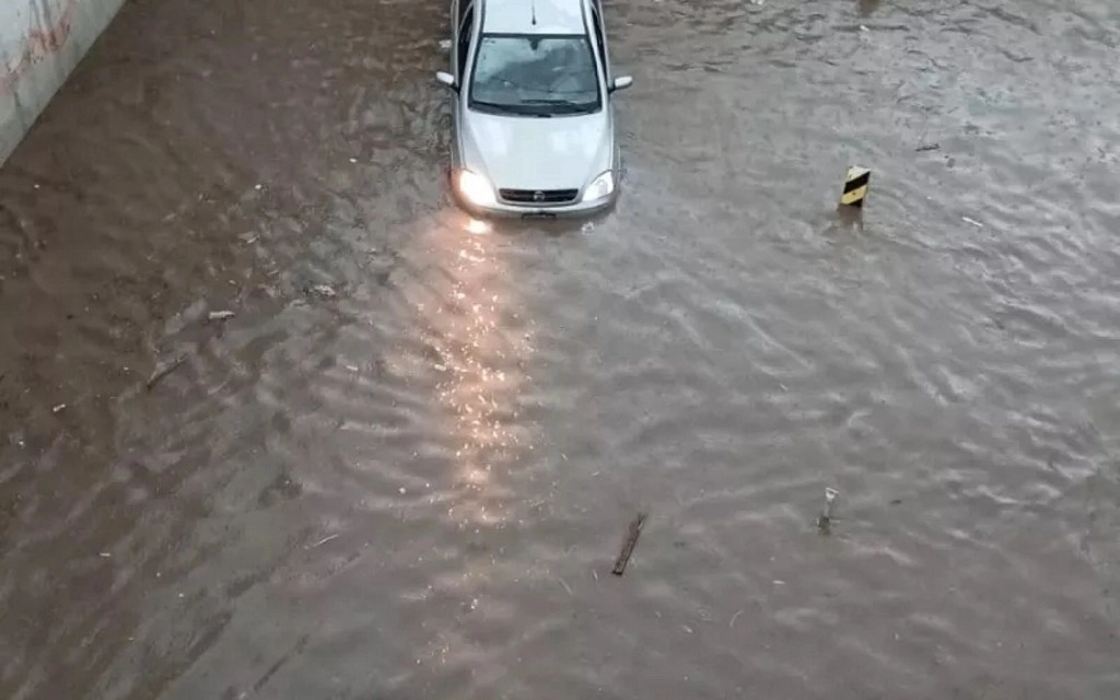 La lluvia acumuló 97 milímetros en menos de una hora. Se activaron protocolos de protección civil en la zona. Foto 'La Jornada'  