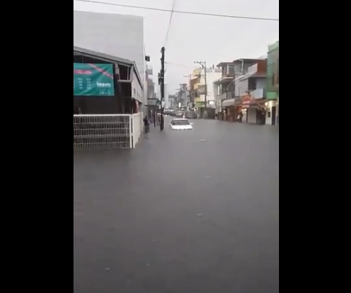 Protección Civil se encuentra en alerta y apoyando, al tiempo que hizo un llamado a evitar salir de casa. Foto Twitter @webcamsdemexico