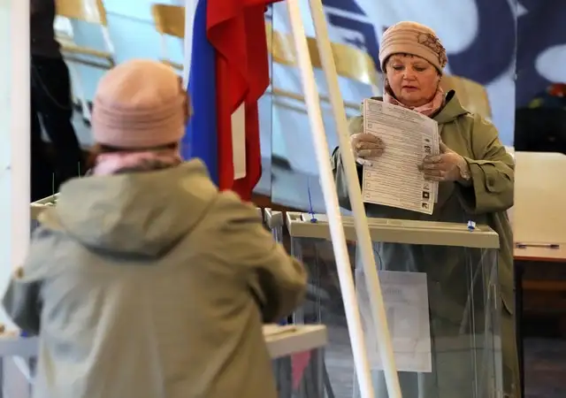 En San Petesburgo, Rusia, una mujer emite su voto para elegir a los legisladores del Parlamento. Foto Ap