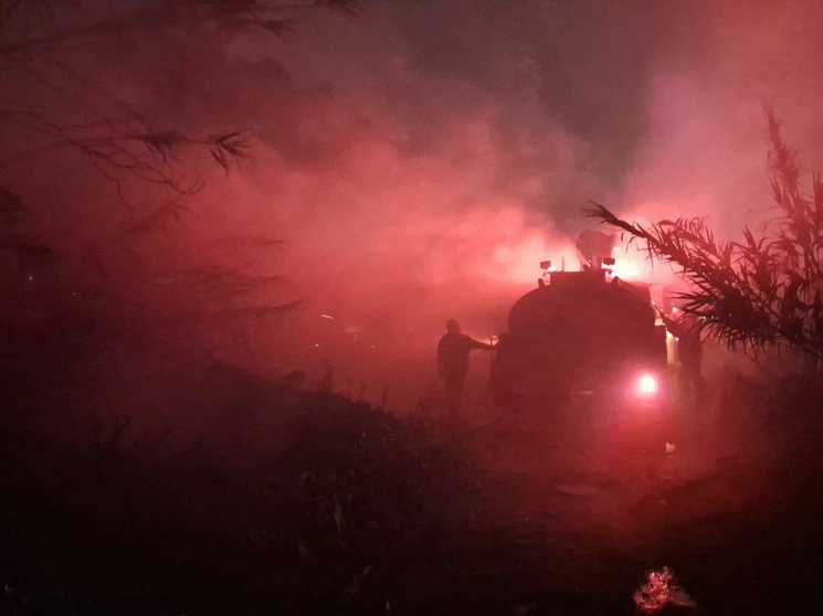 Aspectos del incendio en Tultepec. Foto La Jornada