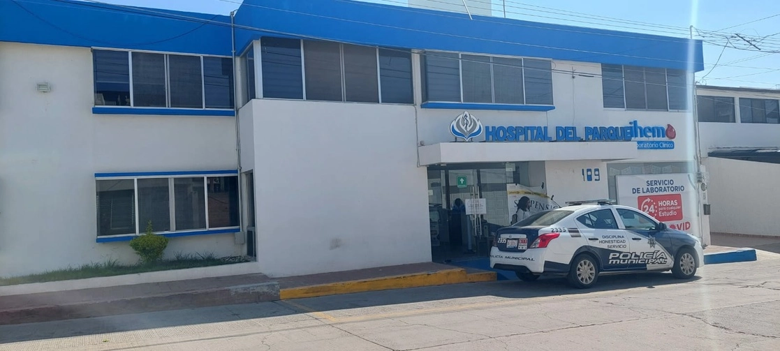 Las autoridades reportaron a 71 personas positivas a esta enfermedad. En la imagen, el Hospital del Parque en Durango. Foto Saúl Maldonado