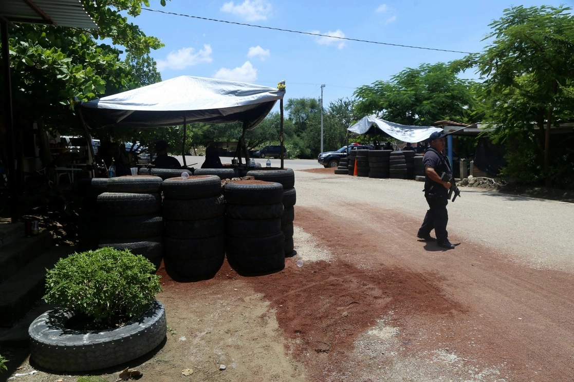 Elementos de la Policía de Michoacán realizan un retén sobre la carretera Tepalcatepec-Jilotlán de los Dolores. Foto Cuartoscuro / Archivo