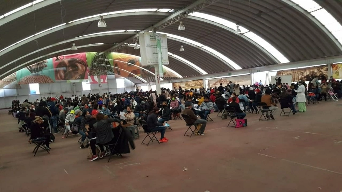 Desde las primeras horas de este martes cientos de personas de entre 40 y 49 años de edad hicieron fila en el acceso al recinto ferial del municipio de Charo, a un costado de la zona de hospitales, para recibir la vacuna contra el Covid-19. Imagen tomada del Twitter de @SALUDMICH