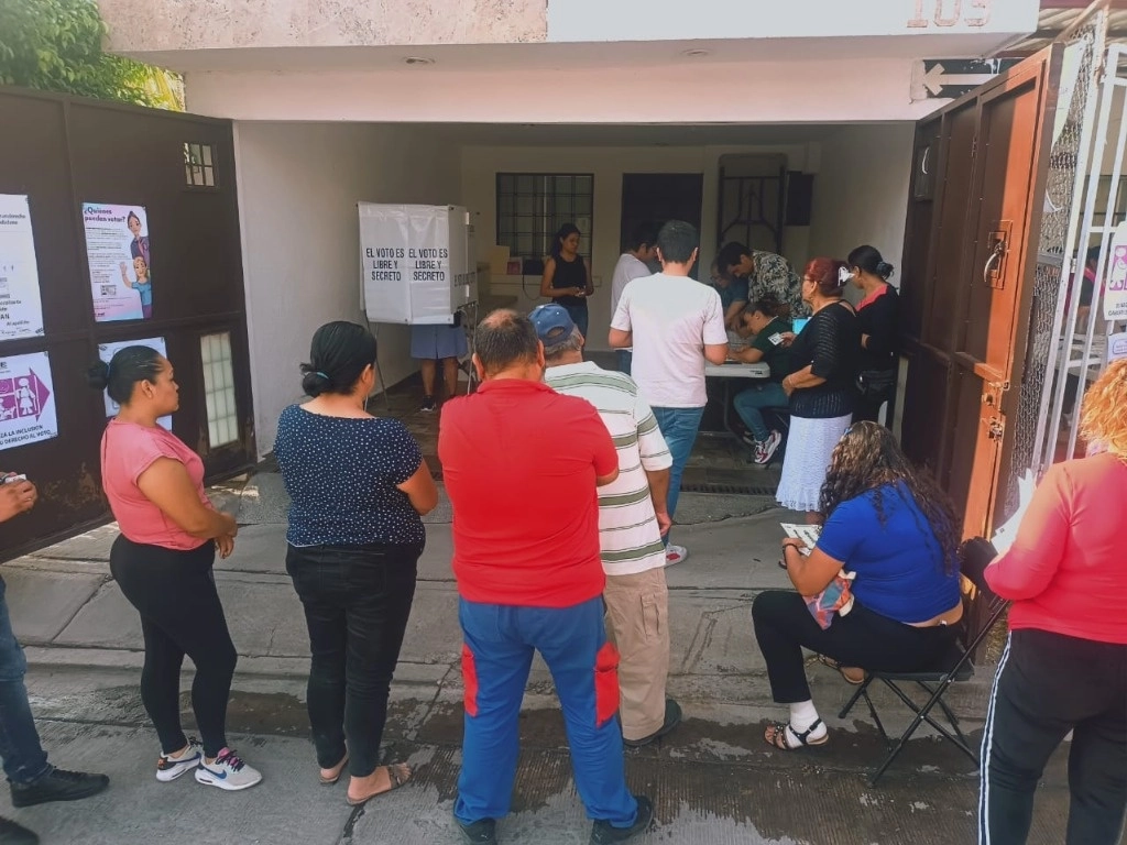 En el estado de Guanajuato sólo 23% de las casillas están operando en tiempo y el resto no ha comenzado a recibir los votos por diversos factores, comentó el dirigente estatal del PVEM, Sergio Conteras Guerrero. Foto Carlos García
