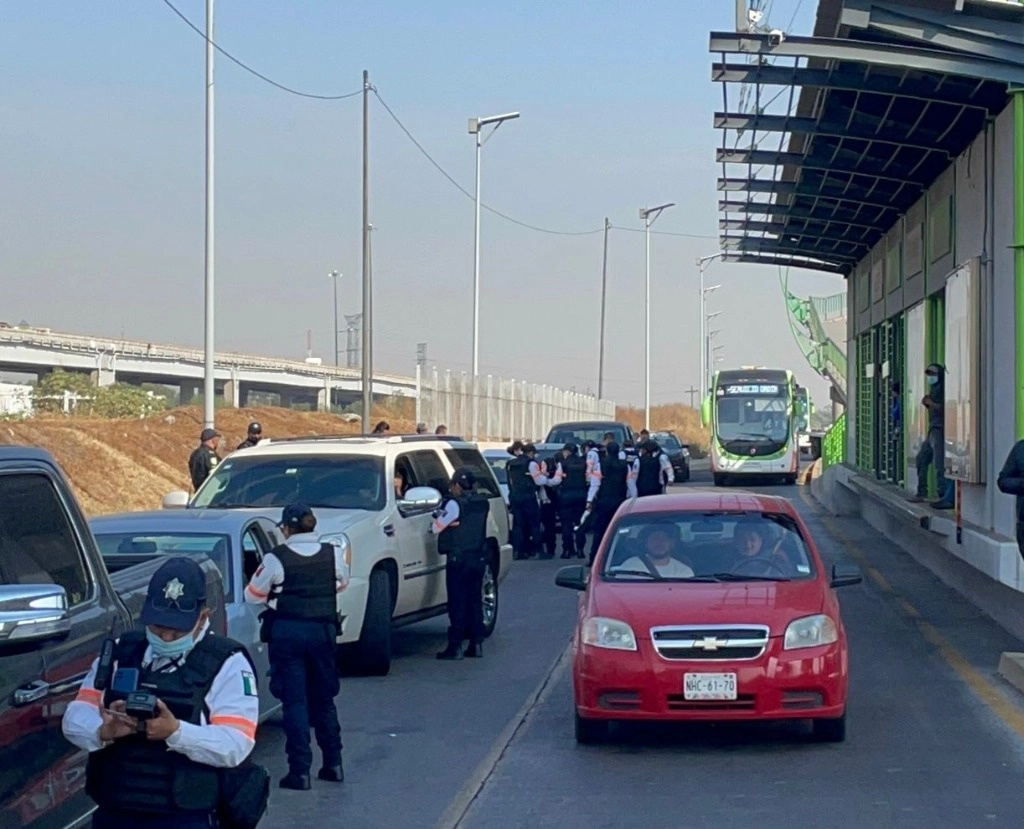 Durante un año más de 1,400 accidentes se han registrado por automovilísticas que invaden el carril del Mexibús. Foto La Jornada