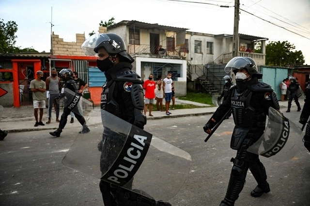Policías antidisturbios vigilan las calles de La Habana, después de la manifestación antigubernamental, en imagen de ayer. Foto Afp 
