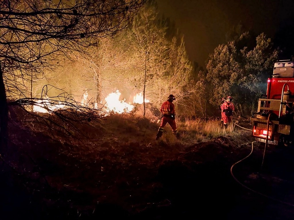 Miembros de la Unidad Militar de Emergencias de España luchan contra un incendio forestal. Foto  Afp