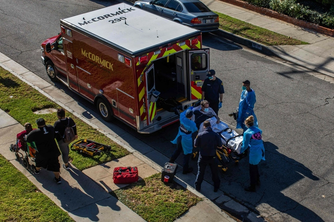 Paramédicos ingresan a un posible paciente de Covid-19 a una ambulancia para llevarlo a un hospital en Hawthorne, California, Estados Unidos. Foto Afp / Archivo