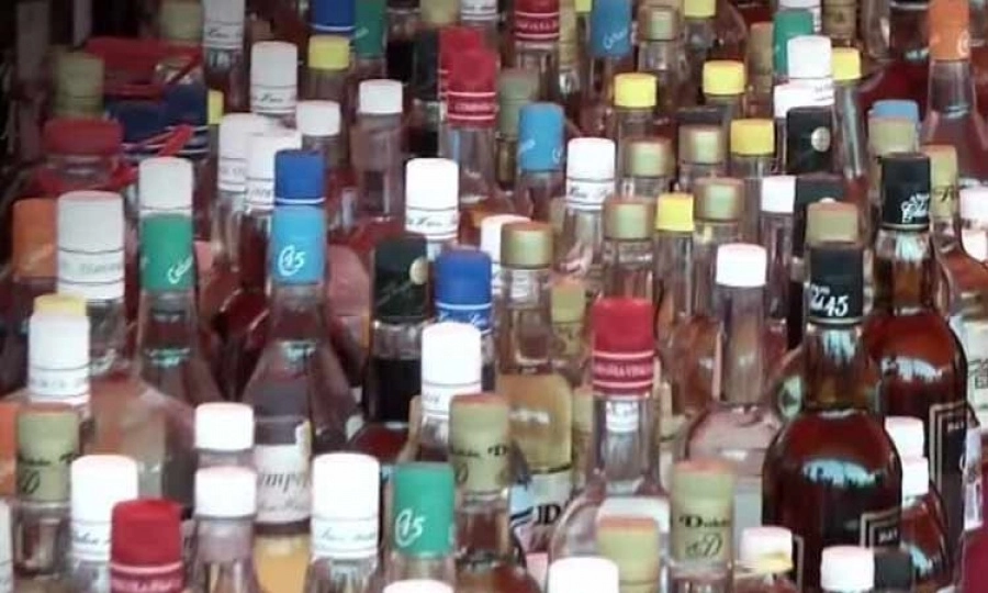 A pesar de los esfuerzos de las autoridades, no se ha frenado el consumo de alcohol adulterado. Foto La Jornada