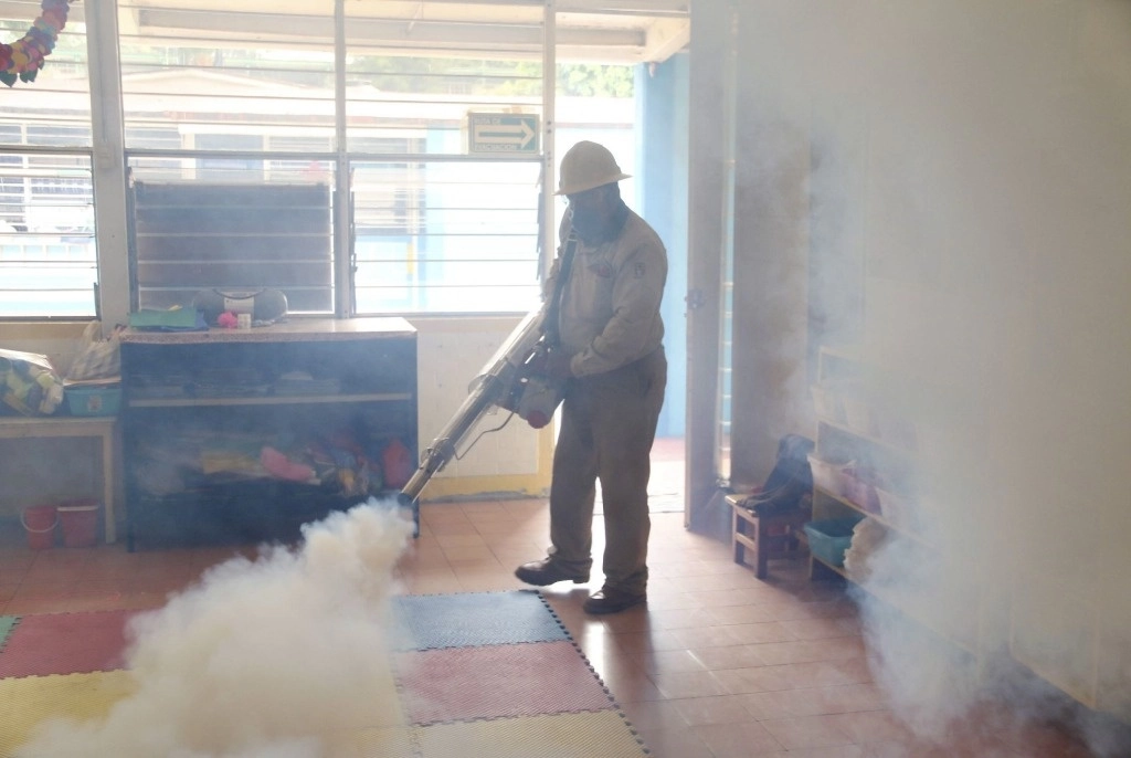 Para hacer frente a la ola de casos de dengue, autoridades ha realizado acciones de fumigación en espacio públicos. Foto Cuartoscuro/Archivo