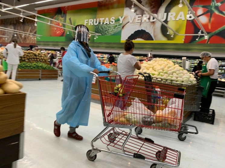 Compras de víveres
en un supermercado de la Ciudad de México. Foto: María Luisa Severiano