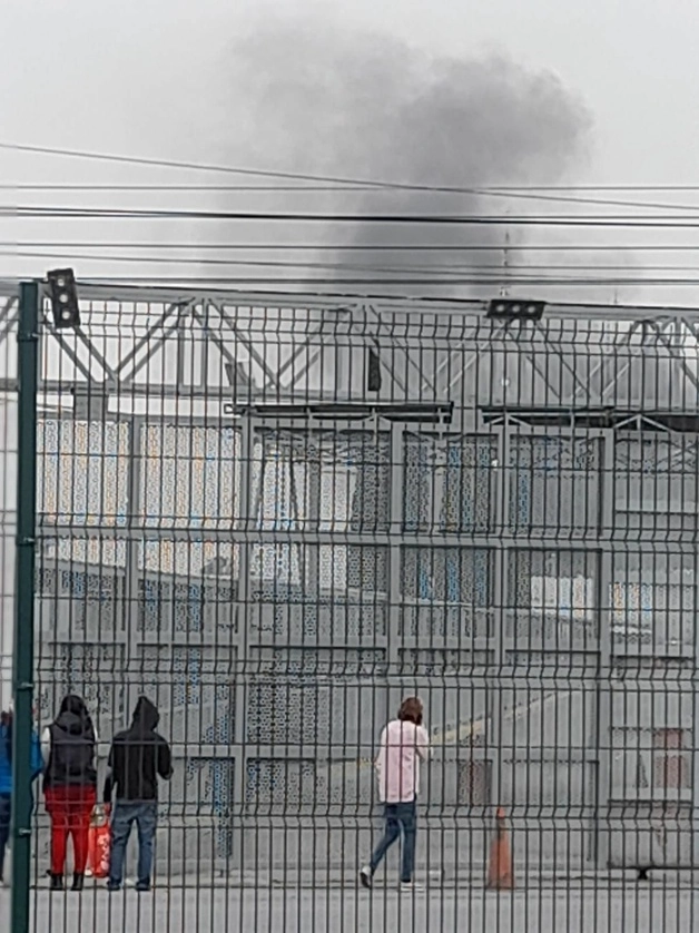 Una cortina de humo negro sale desde el Penal de Apodaca, Nuevó León, luego de reportarse un motín en el interior. Foto La Jornada