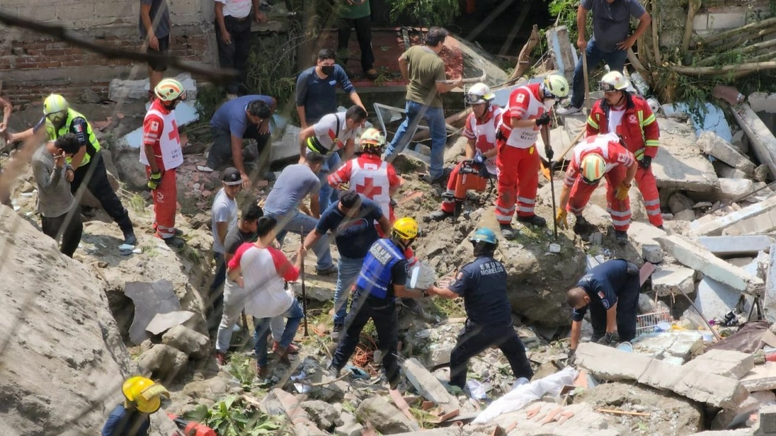 Personal de Protección Civil, Cruz Roja y ejército realizan trabajos de remoción de escombros en la colonia Los Pilares al sur de Cuernavaca, Morelos. Foto Cuernavaca