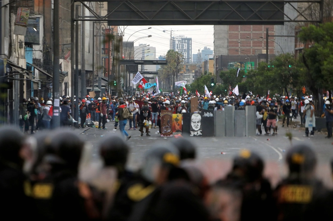 Manifestantes chocan con la policía antidisturbios durante una protesta contra el gobierno de Dina Boluarte en Lima, Perú, el 28 de enero de 2023. Foto Afp