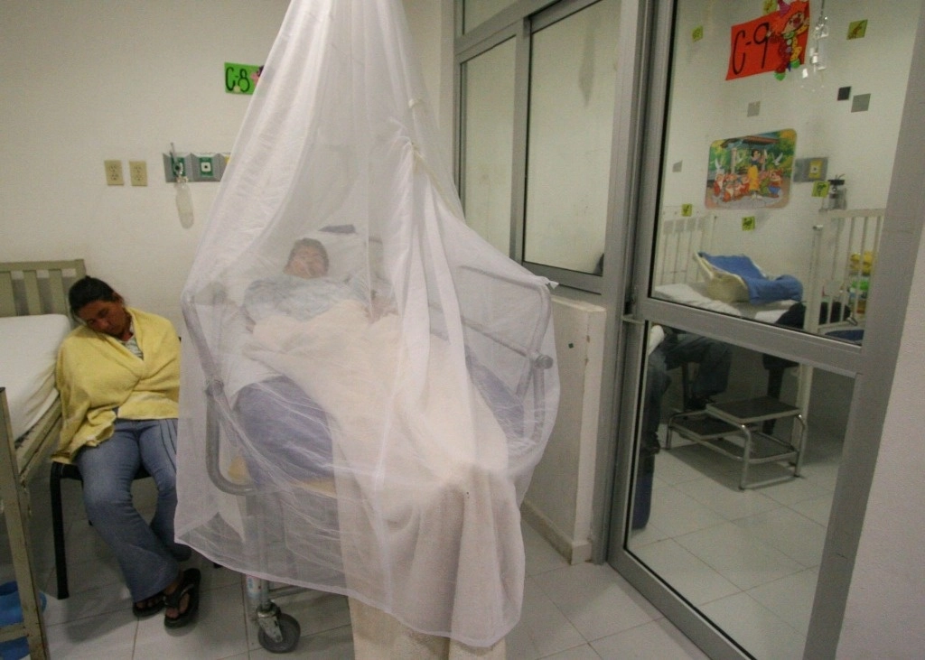 Una mujer cuida a su hijo hospitalizado por dengue. Foto Cuartoscuro / archivo