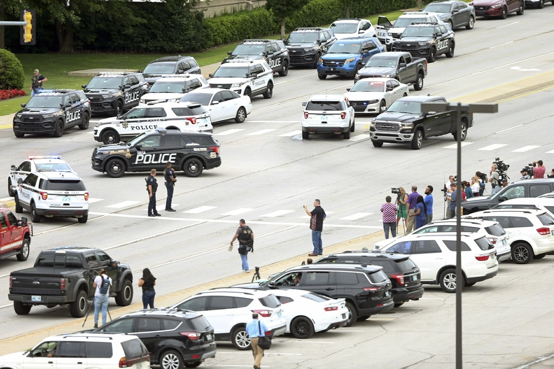 La policía de Tulsa, Oklahoma, resguarda las inmediaciones del centro médico donde se registró el tiroteo. Foto Ap

