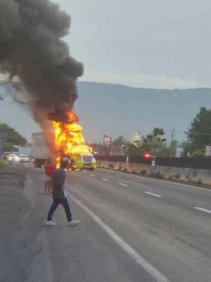 Aspectos de un vehículo quemado en la autopista de Manzanillo. Foto Juan Carlos Flores
