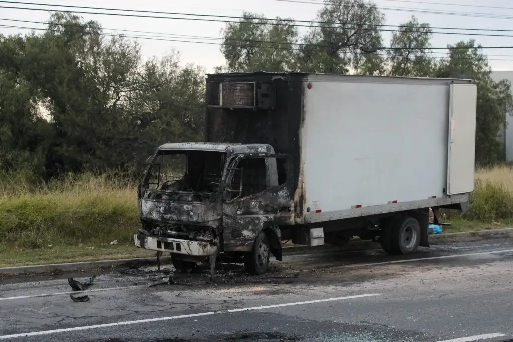 Uno de los vehículos incendiados. Foto Diego Costa/ Cuartoscuro
