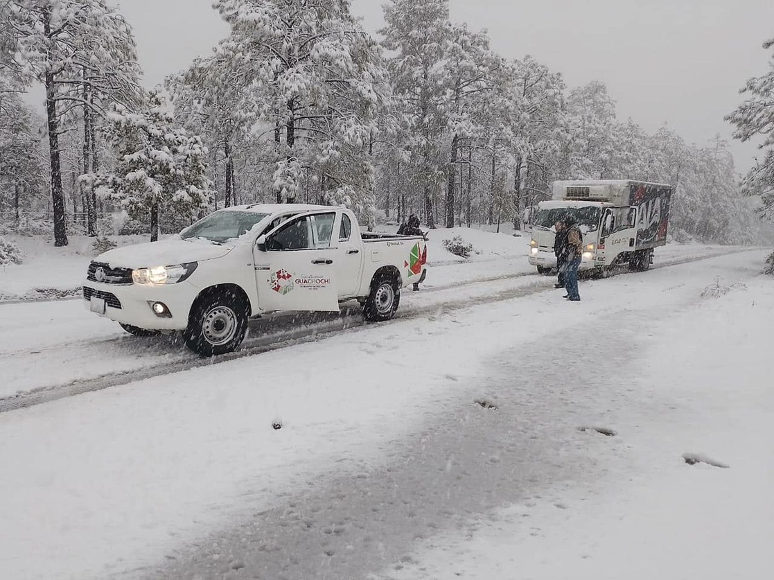Autopistas fueron cerradas debido a las nevadas registradas en la Sierra Tarahumara. Foto Tomada de https://www.facebook.com/GobiernoGuachochi/   