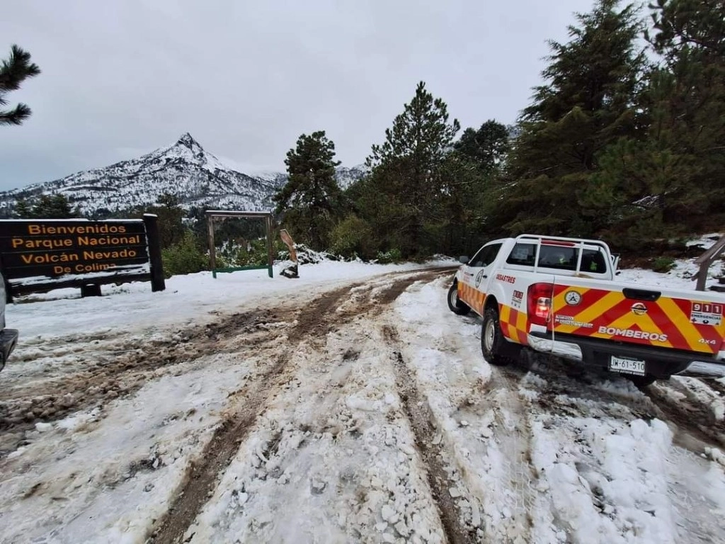 Durante esta madrugada cayó una lluvia y granizada en la mayor parte del territorio, especialmente en el norte, que originó una nevada en los volcanes de Colima y el cierre del Parque Nacional, el 26 de diciembre de 2023. Foto cortesía Protección Civil estatal