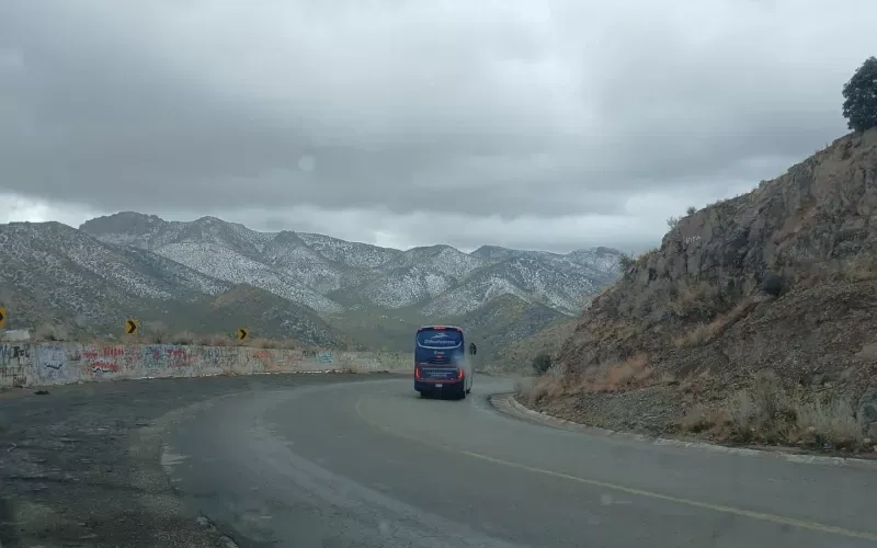 Desde la carretera Panamericana, en el tramo Samalayuca se aprecia la nieve en los cerros. Foto