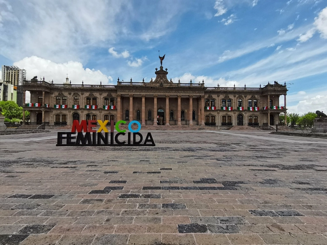 Activistas en Jalisco colocaron el letrero "México Feminicida" en la plaza de armas de Guadalajara, el cual fue retirado por órdenes de las autoridades. Foto @ISBeauvoir