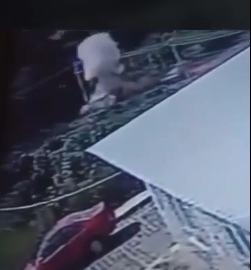 La pirotecnia que explotó y dejó nueve personas heridas, era transporta en una camioneta durante un servicio funerario. Foto Captura del video difundido en redes