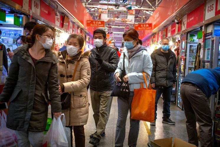 Personas utilizan mascarillas en Beijing para prevenir contagios. Foto Ap