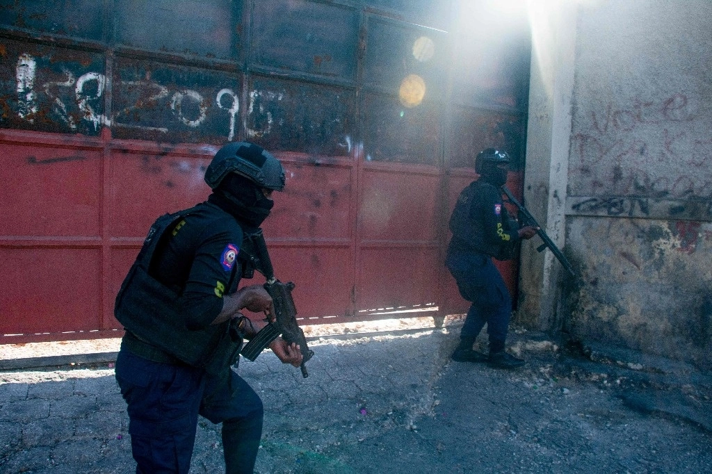 Agentes haitianos realizan operativos contra pandillas en Puerto Príncipe, el 22 de marzo de 2024. Foto Afp