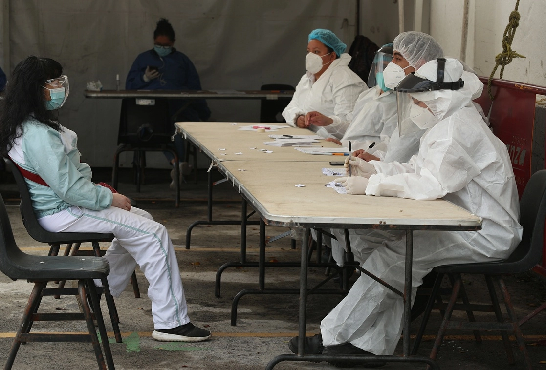 Personal médico entrevista a una mujer, previo a la realización de una prueba rápida de Covid-19 en un módulo de salud de la alcaldía Venustiano Carranza, Ciudad de México. Foto María Luisa Severiano / Archivo