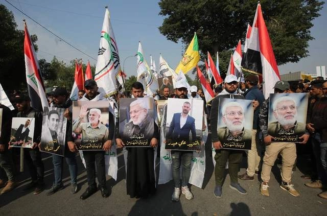 Partidarios de las Fuerzas de Movilización Popularacuden al funeral del general Qasem Solaeimani y de Abu Mahdi al-Muhandi. Foto Afp