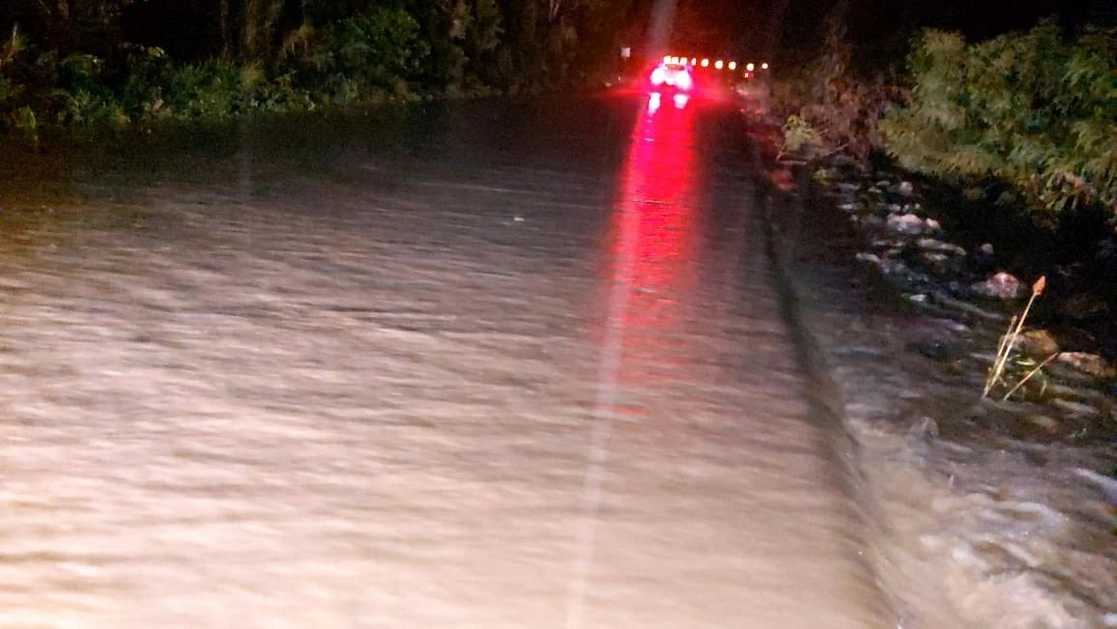 Las lluvias derivadas del frente frío número 28 están causando sus primeros estragos en las zona de la sierra tabasqueña, particularmente en los municipios de Tacotalpa y Teapa, donde carreteras y caminos fueron afectados por las corrientes de agua de los ríos. Imagen tomada de @ProcivilTabasco