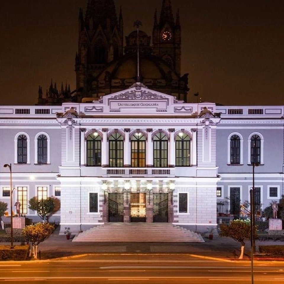 Además de un recado, en el interior del vehículo se encontraron frascos de pastillas clonazepam y citalopram, medicamentos usados para atenuar la depresión y ansiedad. Facebook MUSA Museo de las Artes 