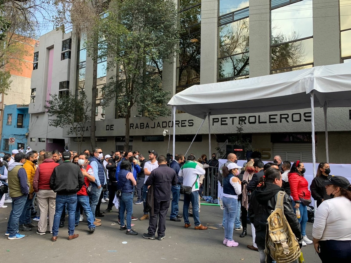 Simpatizantes del candidato Ricardo Aldana se reúnen frente a la sede del sindicato petrolero, a la espera de la conclusión de la jornada electoral, el 31 de enero de 2022. Foto Alfredo Domínguez