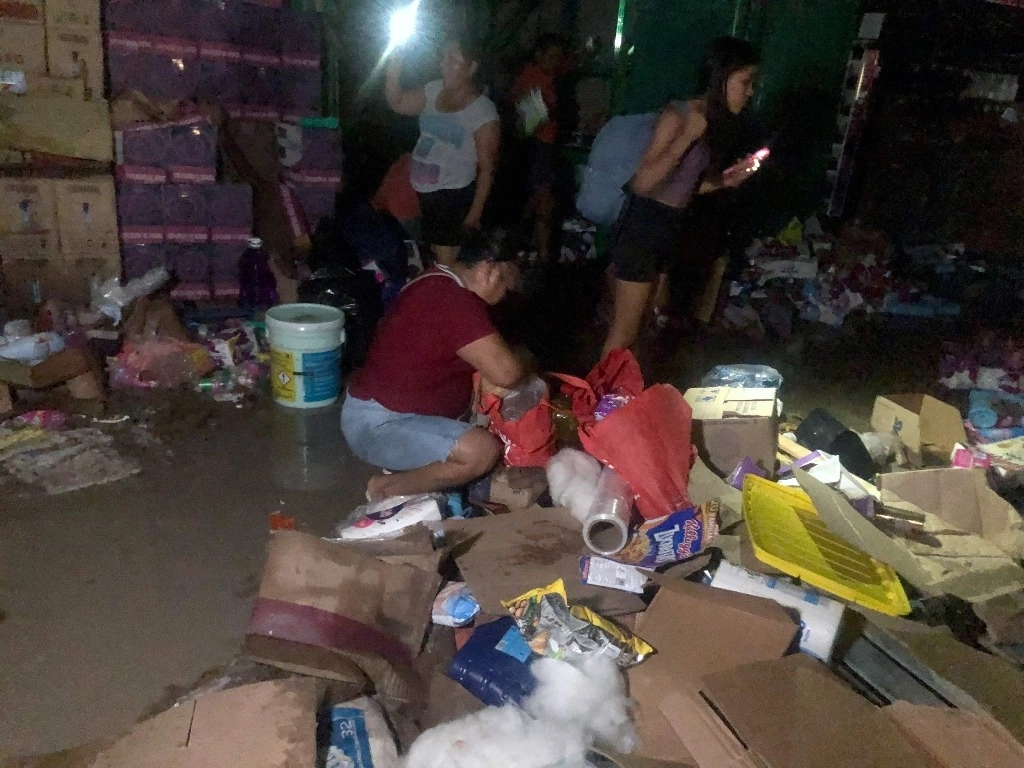 Personas ingresaron a tiendas de Acapulco, Guerrero, para saquear mercancía. Foto Afp 