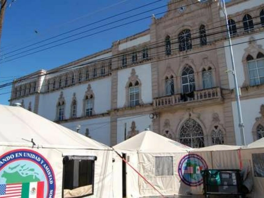 El Hospital Central Universitario de Chihuahua, en la capital del estado, está al límite; por ello, las autoridades de salud instalaron en el estacionamiento un nosocomio móvil del Comando Operativo de Emergencias de la Secretaría de Salud federal, con capacidad de 20 camas de terapia intensiva. Foto Jesús Estrada