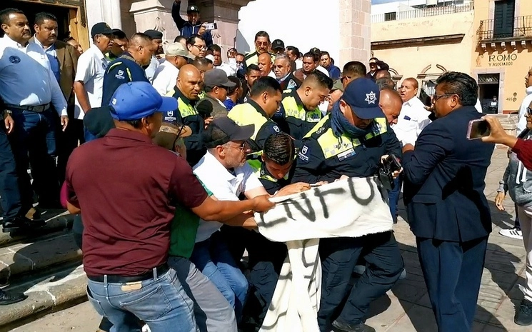Los trabajadores siguen manifestándose para exigir renuncia del titular y mejores prestaciones. Foto Alfredo Valadez