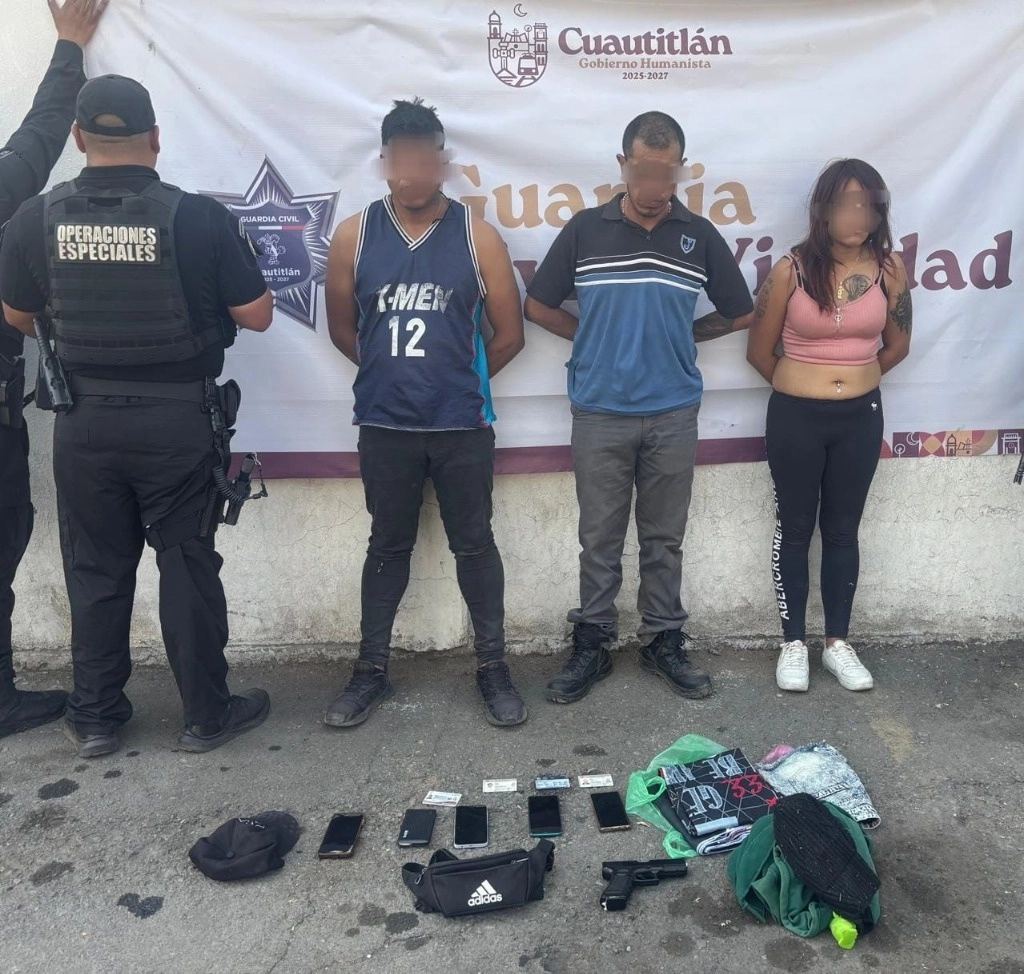 Los tres individuos luego de despojar a varias personas de sus pertenencias, fueron detenidas por el despliegue de la policía municipal que logró ubicarlos caminando por el parque Samuel Gutiérrez Barajas, en Cuautitlán. Foto La Jornada
