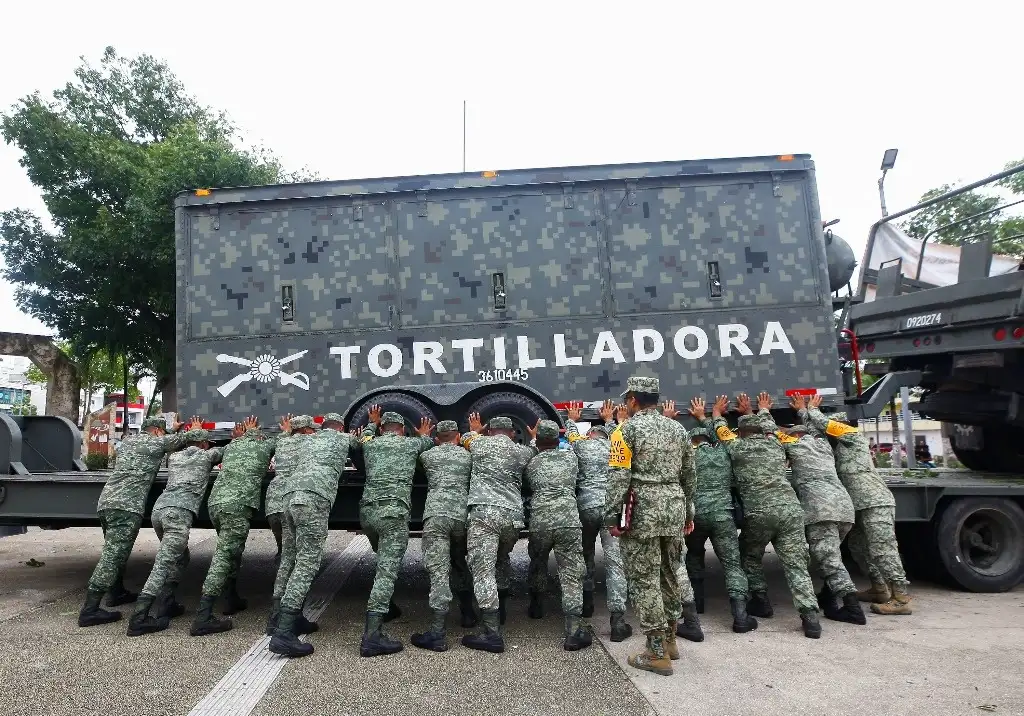Efectivos del Ejército instalaron ayer dos comedores comunitarios en Tulum, Quintana Roo, tras el paso de 'Beryl'. Foto Víctor Camacho