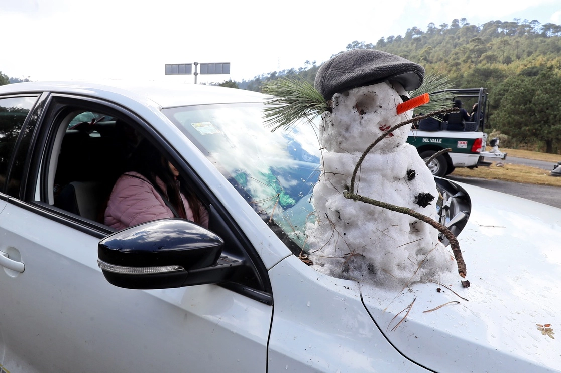 Decenas de familias acudieron al Ajusco para jugar con el agua nieve que se registró en las zonas más altas de la alcaldía Tlalpan, en la Ciudad de México, el 26 de diciembre de 2022. Foto Roberto García Ortiz
