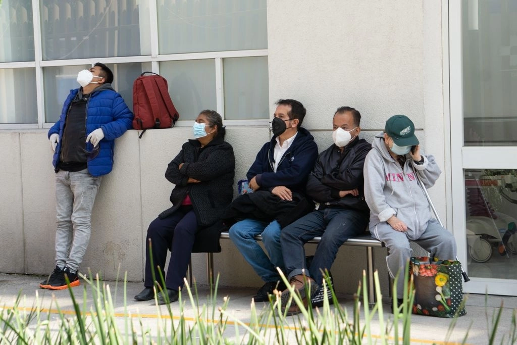 La ciudad de Lázaro Cárdenas, en Michoacán, suma 11 mil 552 casos confirmados y mil 794 decesos. En la imagen, familiares de pacientes internados en el área de urgencias de Covid-19 del Hospital General de México esperan noticias en la entrada del nosocomio, en la capital del país, el 23 de agosto de 2021. Foto Pablo Ramos