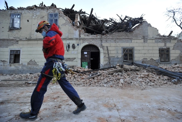 Seis muertos y más de 20 heridos es el saldo que se reporta hasta el momento del sismo registrado en Croacia. Foto Ap